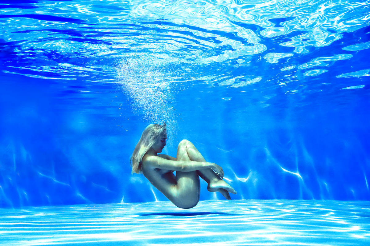 Unterwasser Aktfotoshooting im Pool