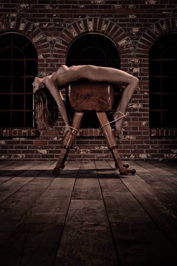 Bondage Aktfoto auf Turnbock