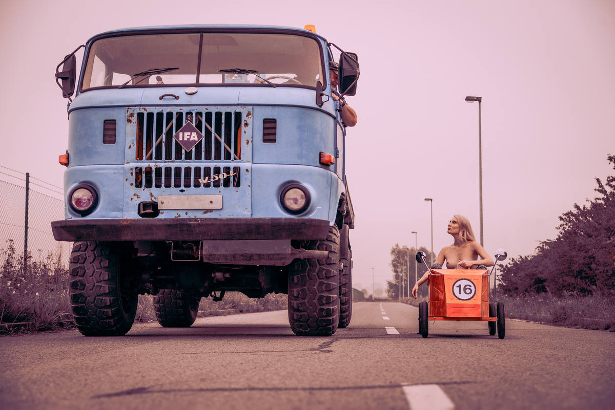 Aktfotos auf der Straße