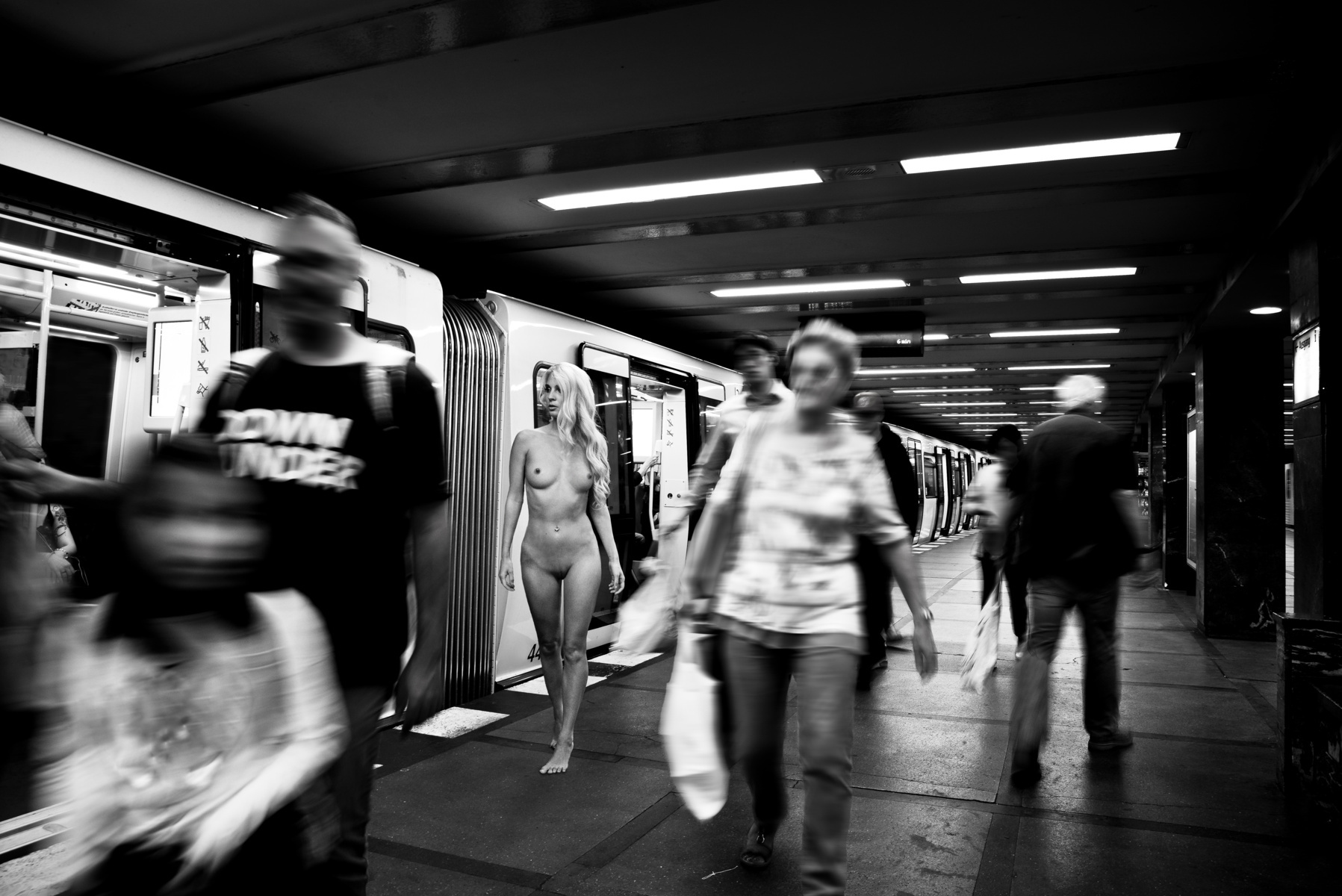 Nude in Public Aktfoto in der Öffentlichkeit Berlin