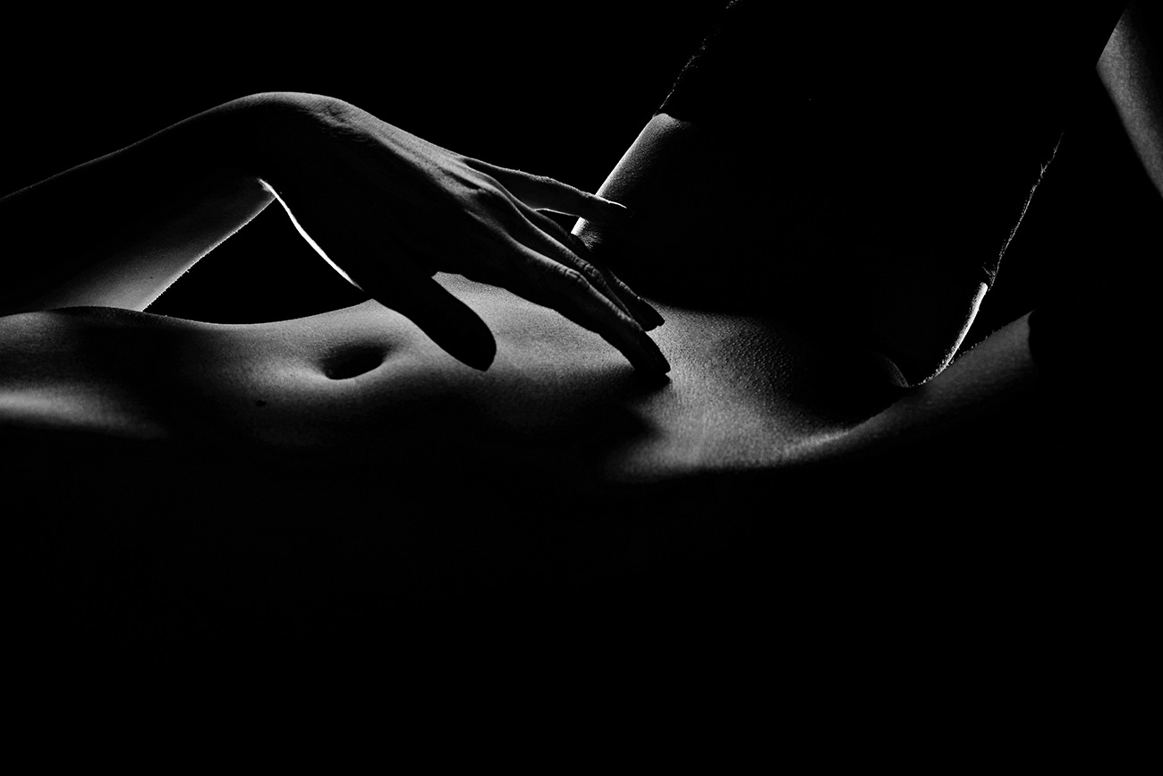 Aktfoto mit Händen Strümpfen Nylons Reizwäsche