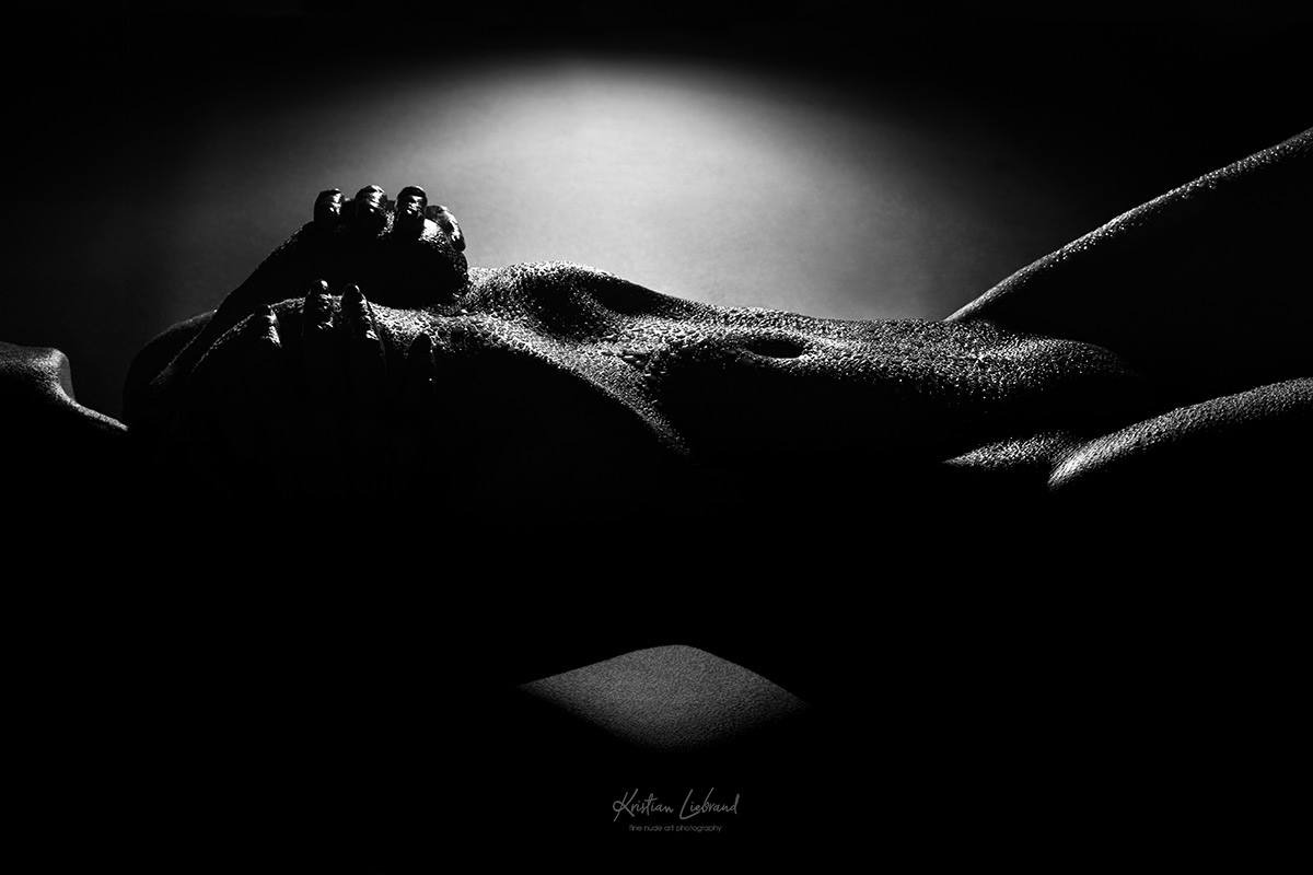 Teilaktfoto in schwarz-weiss