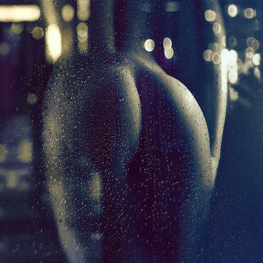 Aktfoto Po hinter Glasscheibe mit Wassertropfen