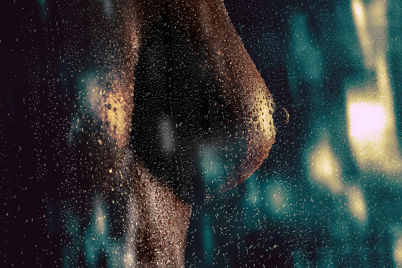 Aktfoto Brust Fensterscheibe mit Regentropfen